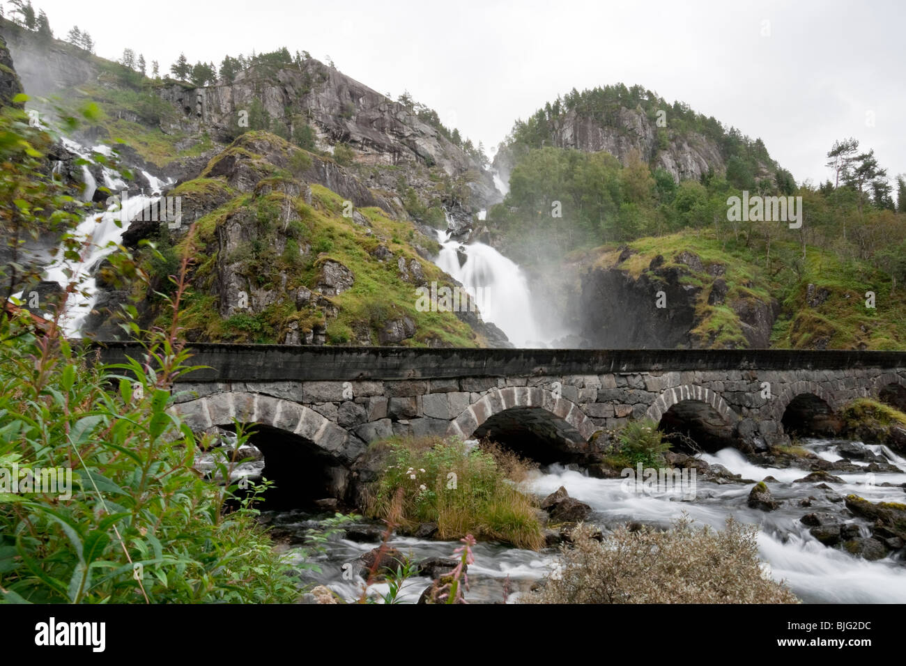 La famosa cascada Latefossen gemelas. Odda, Hardanger, Noruega. Foto de stock