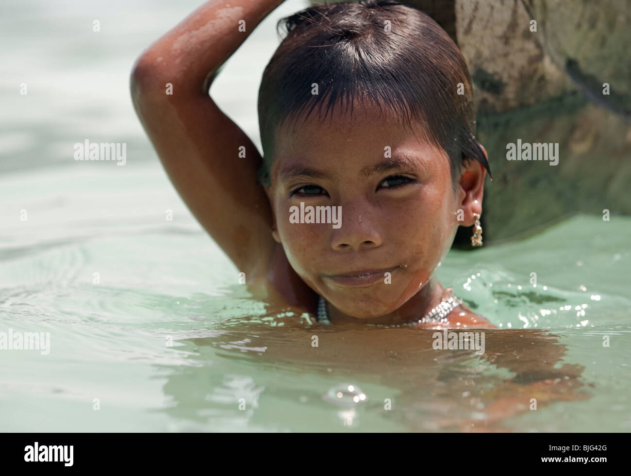Myanmar mar-gitanos, los nómadas cazadores-recolectores del Sudeste de Asia viven sus vidas en o sobre el agua. Muchacha en el juego. Foto de stock