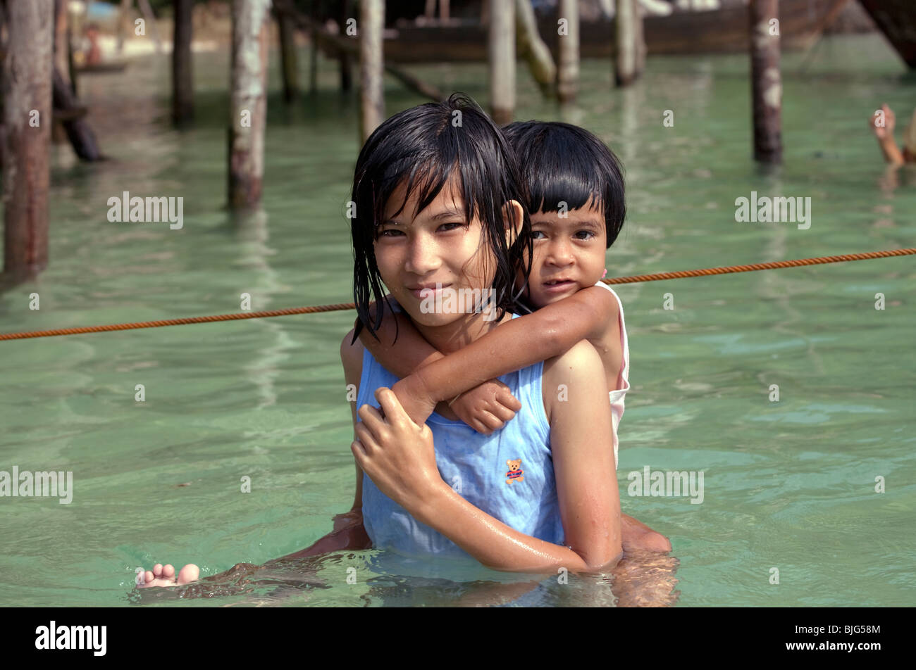 Myanmar mar-gitanos, los nómadas cazadores-recolectores, pasan la mayor parte de su vida en el agua. Los niños se desplazan entre cabañas en agua Foto de stock