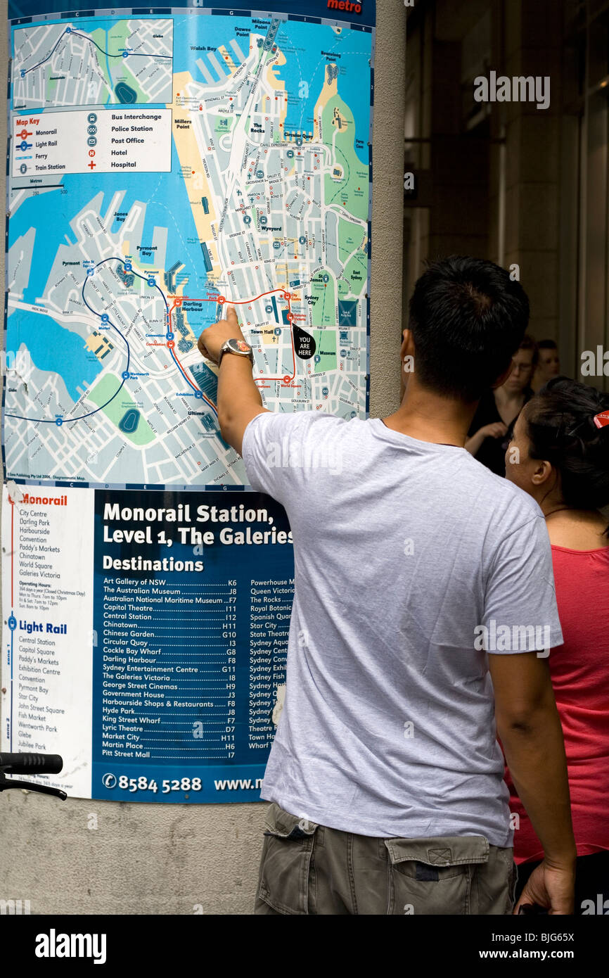 Los turistas examinar un mapa de la ciudad de Sydney (Australia). Foto de stock