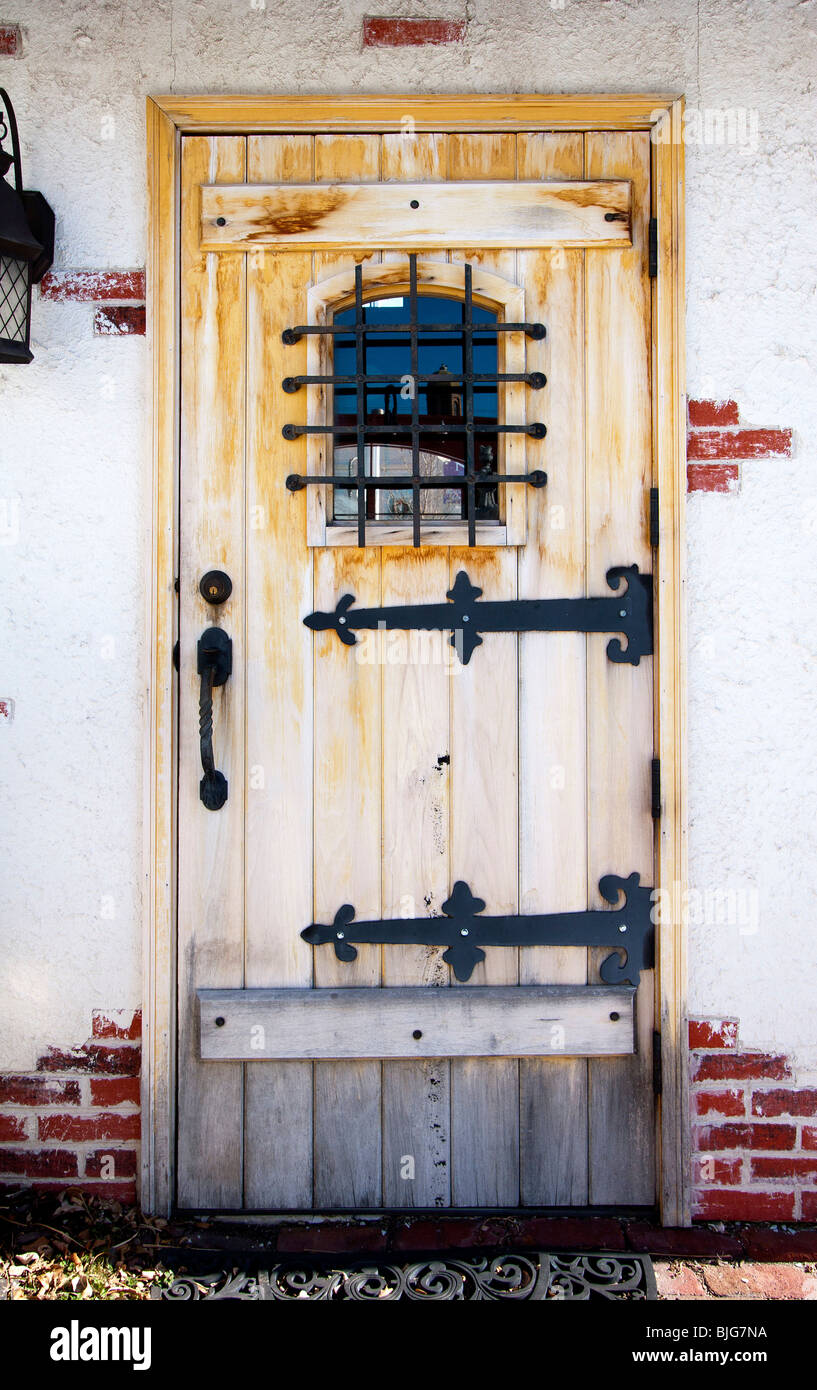 Una puerta de madera. Foto de stock