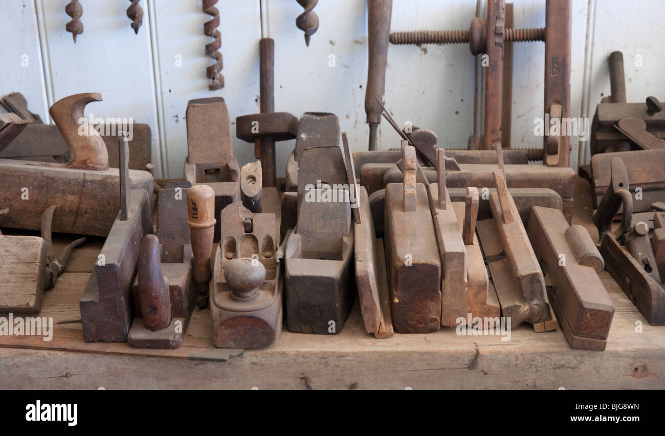 herramientas de construcción antiguas para yeso en banco de madera