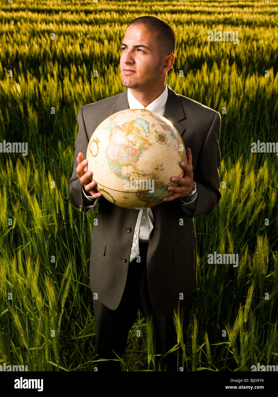 Empresario sosteniendo un globo Foto de stock