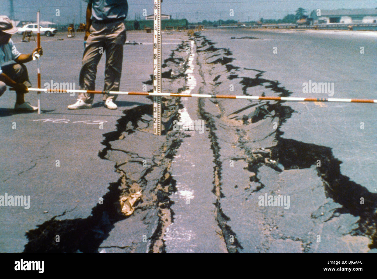 Los daños causados por el terremoto de Japón carretera agrietada Foto de stock