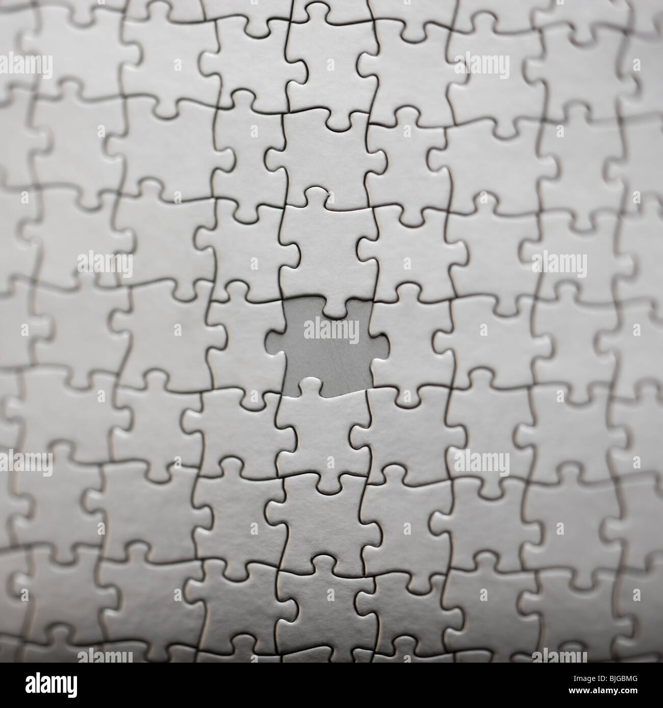 Puzzle de plata con una pieza faltante Foto de stock