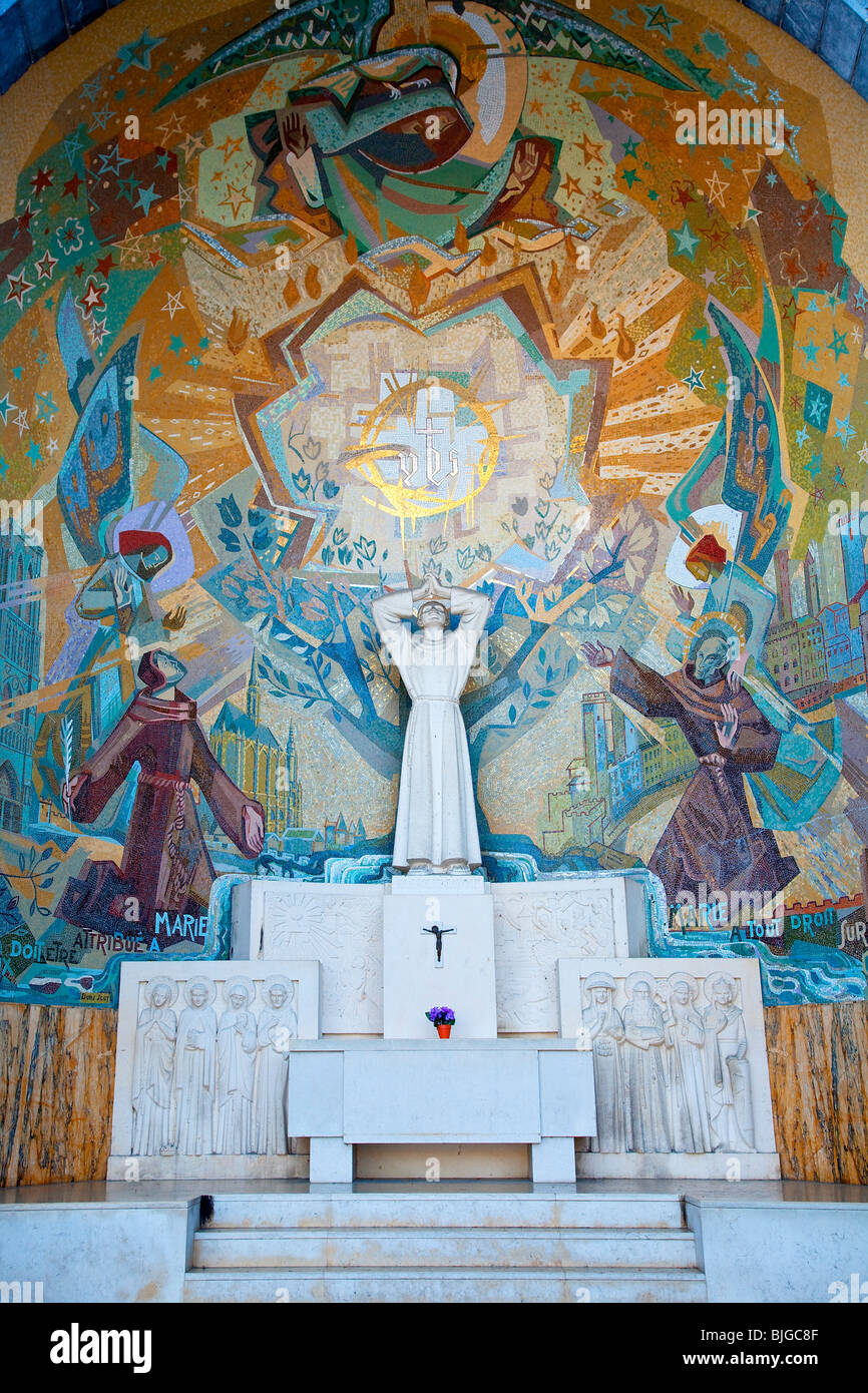 Mosaico sobre la explanada de la Basílica del Rosario, Lourdes Foto de stock