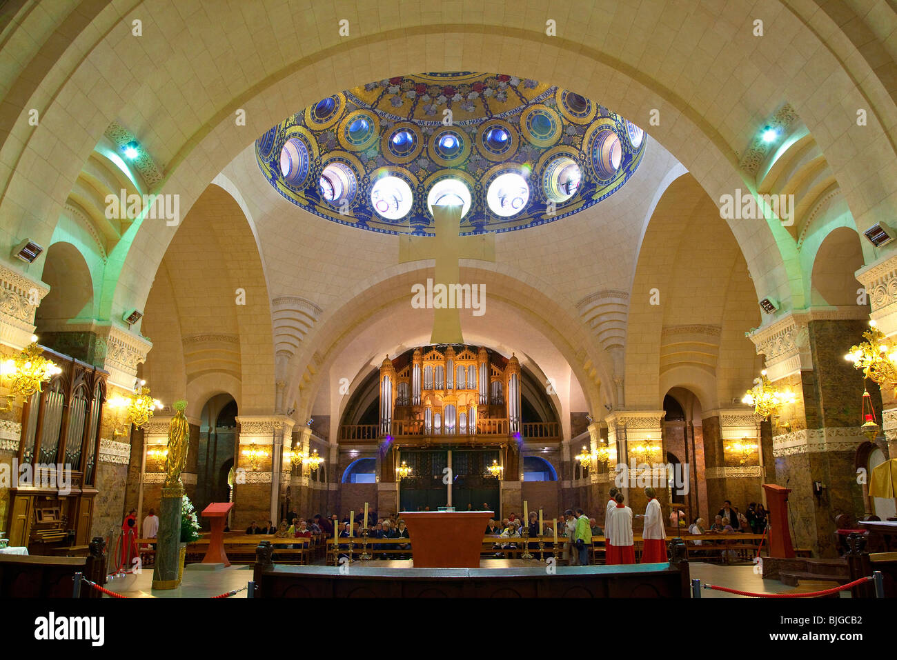 Interior de la Basílica del Rosario, Lourdes Foto de stock