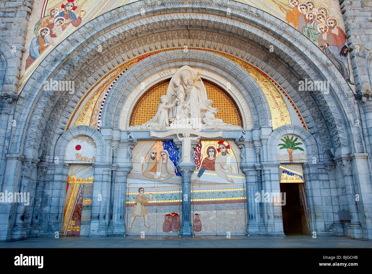 Entrada de la Basílica del Rosario, Lourdes Foto de stock