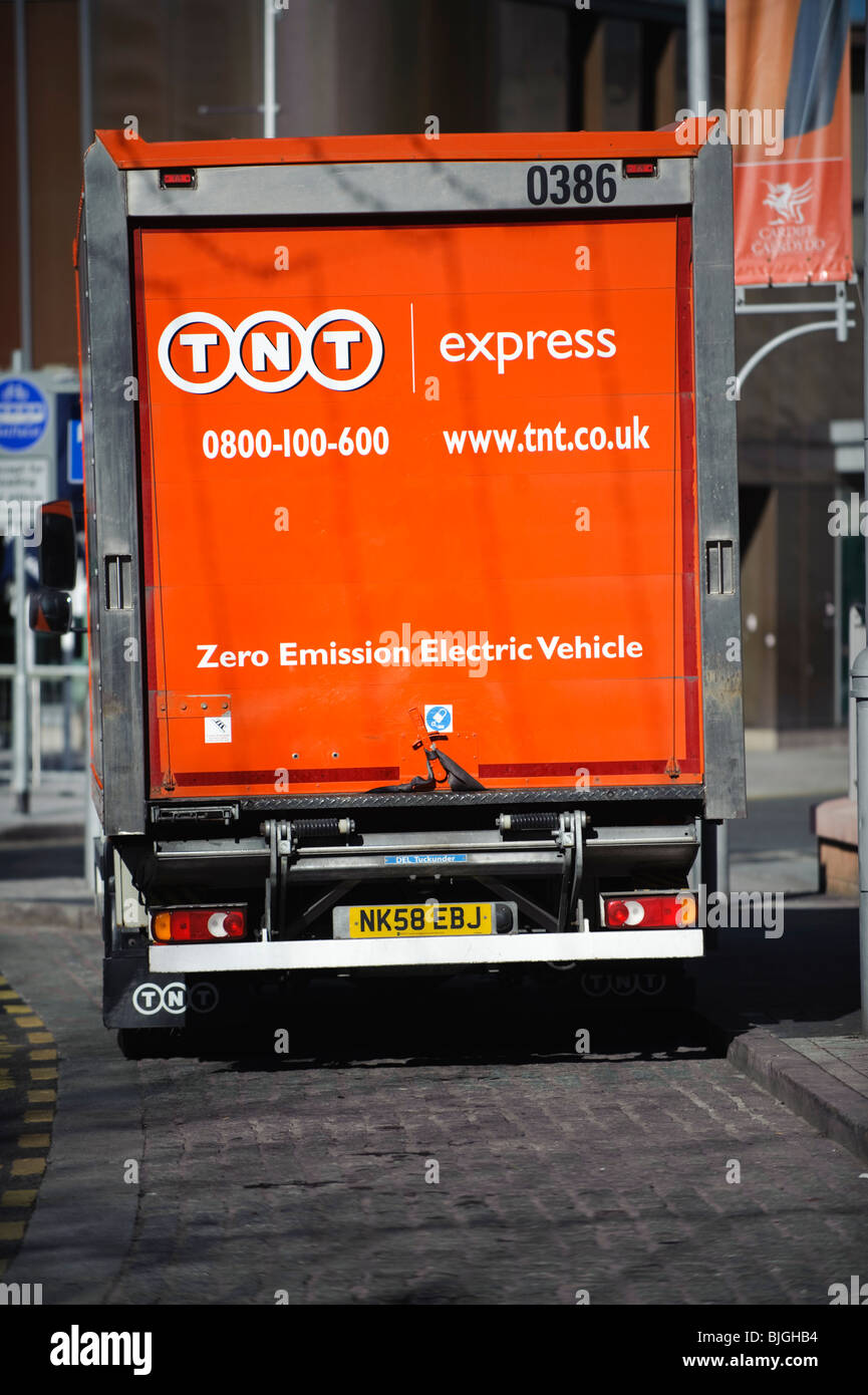 TNT Express Logística cero emisiones eléctrico alimentado de camión camión en Cardiff Gales UK Foto de stock