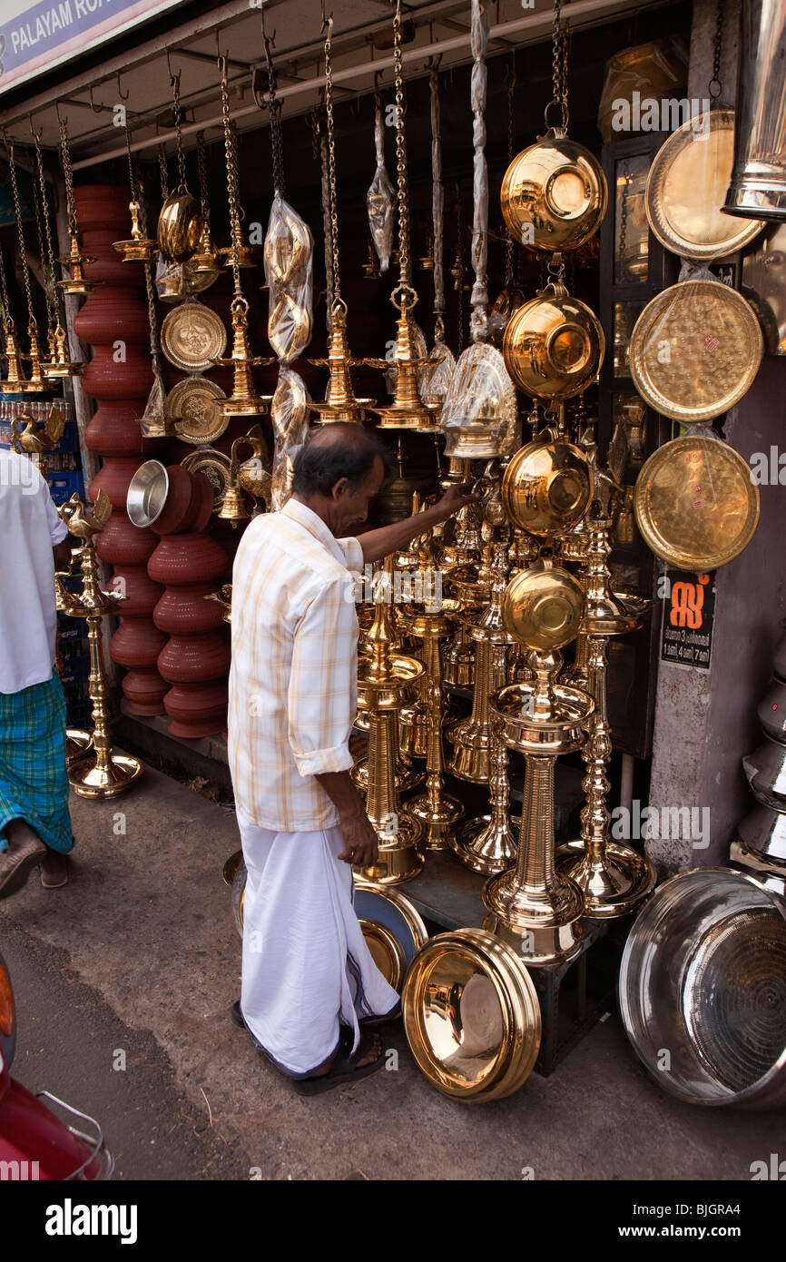 India, Kerala, Calicut, Kozhikode, Palayam Road, Bazar de cobre, el hombre en la tienda de venta de latón y acero stainess elementos Foto de stock