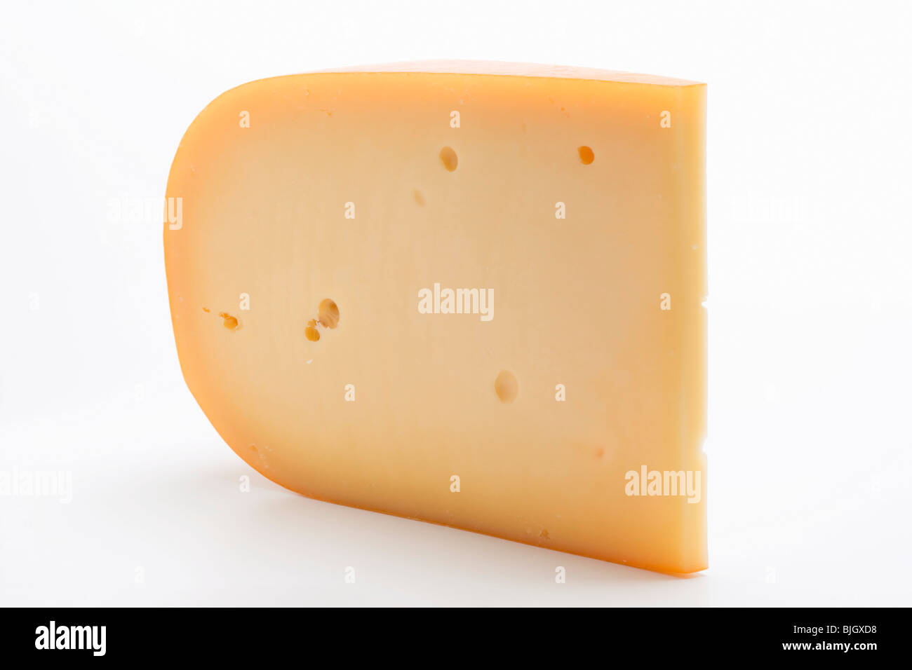 Un pedazo de queso Gouda - Foto de stock