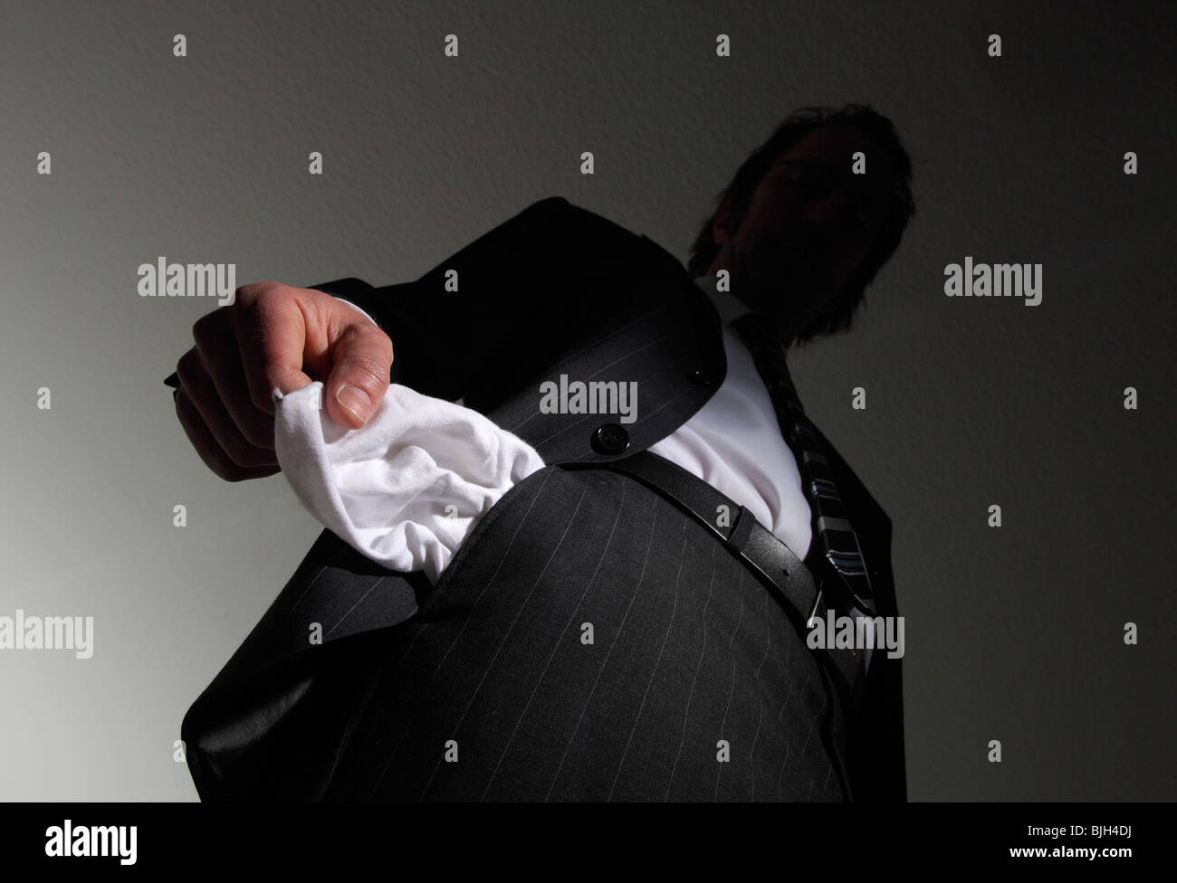 Hombre en un traje con los bolsillos vacíos. Símbolo: la insolvencia, la quiebra nacional, etc. Foto de stock