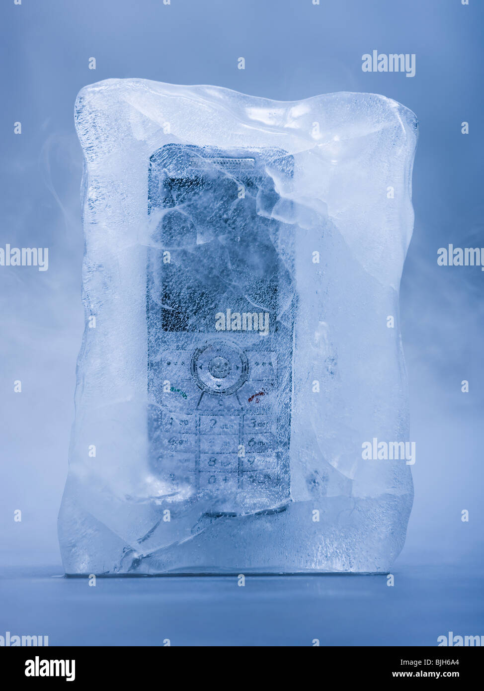 Teléfono celular congelado en un bloque de hielo Fotografía de stock - Alamy