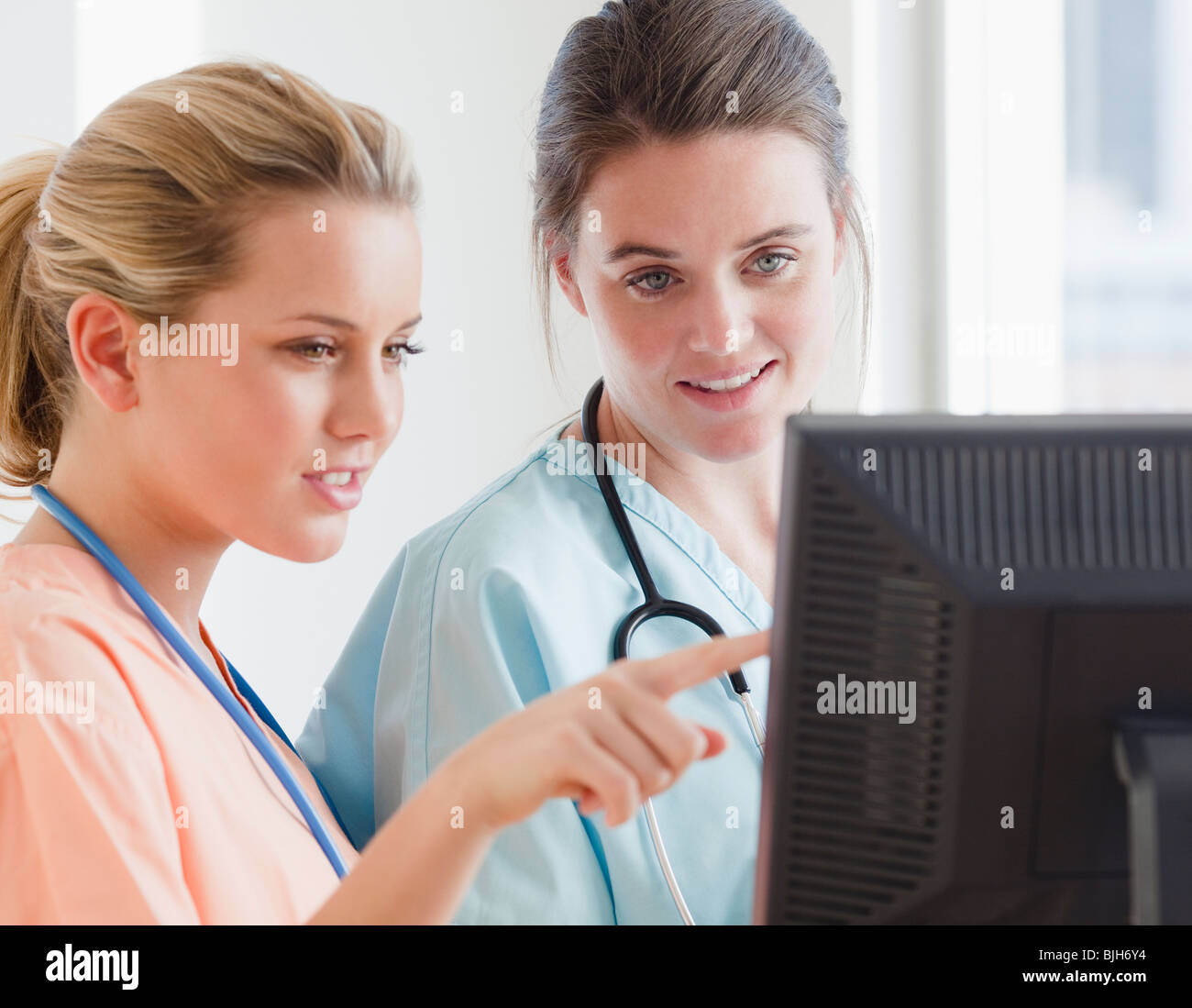 Las enfermeras mirando su equipo Foto de stock