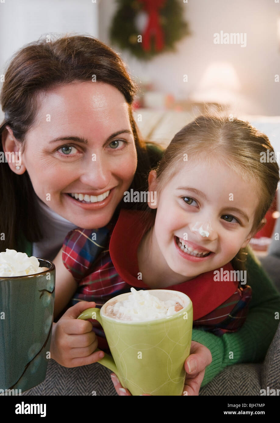 Madre e hija bebiendo chocolate Foto de stock