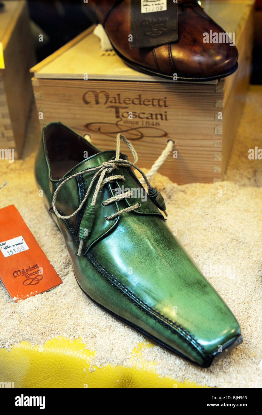 Shop window display italian shoe fotografías e imágenes de alta resolución  - Alamy