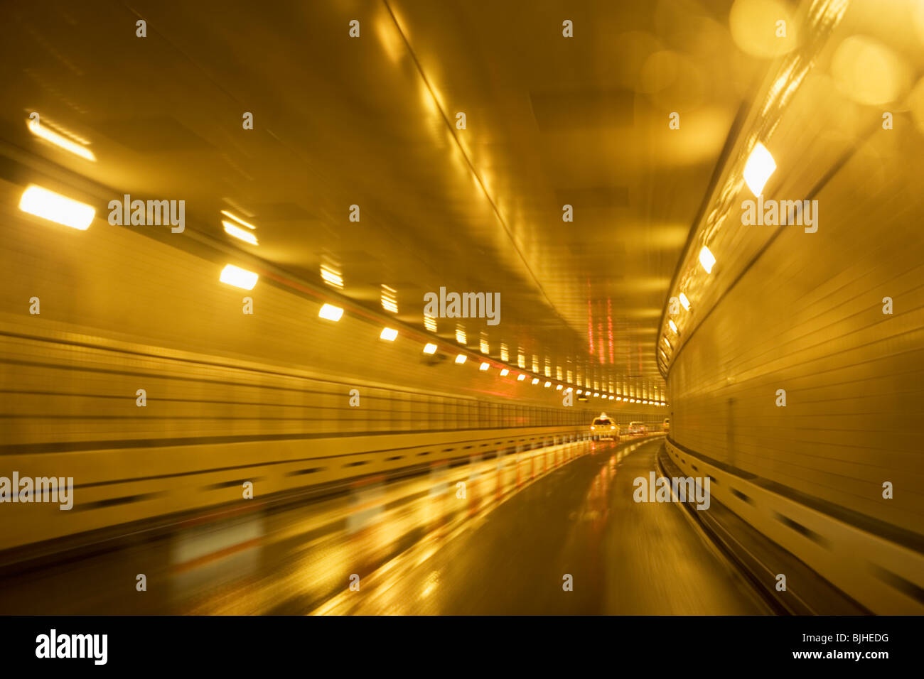 Automóviles circulando en un túnel Foto de stock