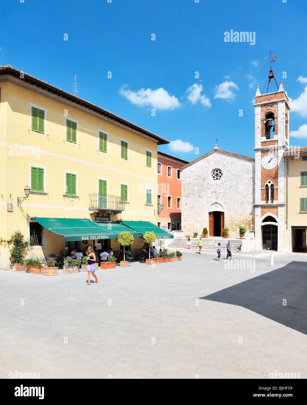 La Piazza della Liberta, en el centro de la cima de la colina del pueblo de San Quirico d'Orcia, Toscana, Italia Foto de stock