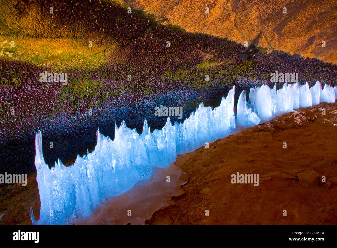 Formas de hielo a lo largo de un muelle, el Parque Nacional de Arches, en Utah, dentro de la cueva grande en invierno Foto de stock