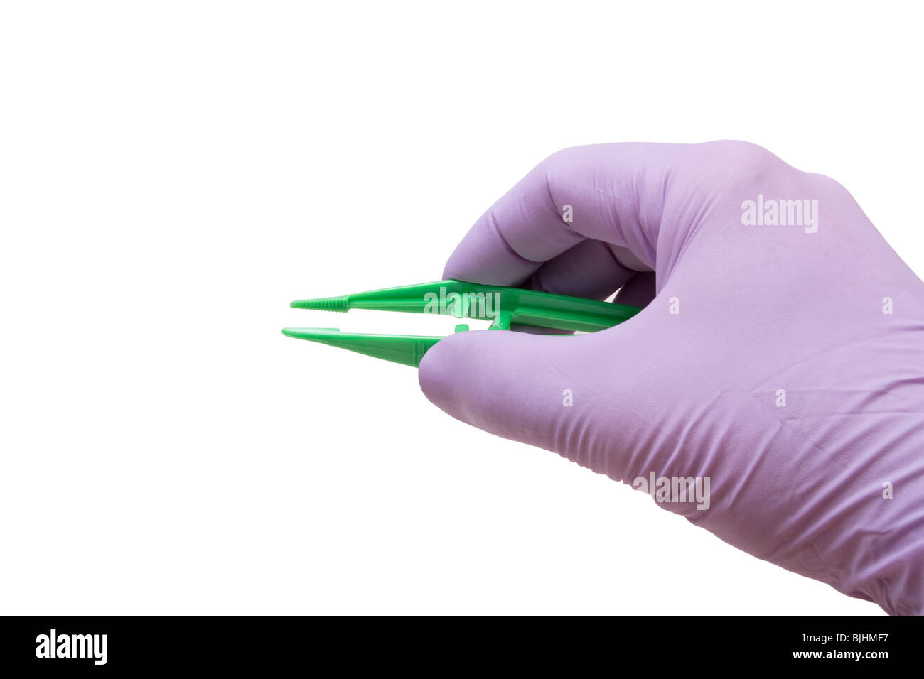 Guantes de látex morado Hombre Mano gesto con pinzas de plástico estéril  verde aislado contra blanco Fotografía de stock - Alamy