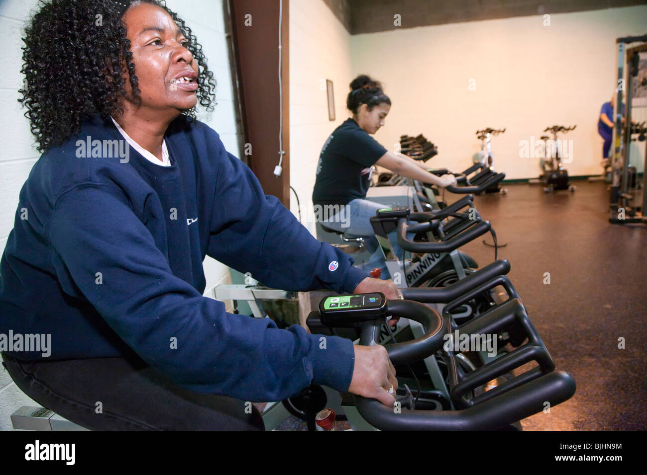 Bicicletas de ejercicio en el gimnasio de Homeless Shelter generar electricidad "verde" Foto de stock