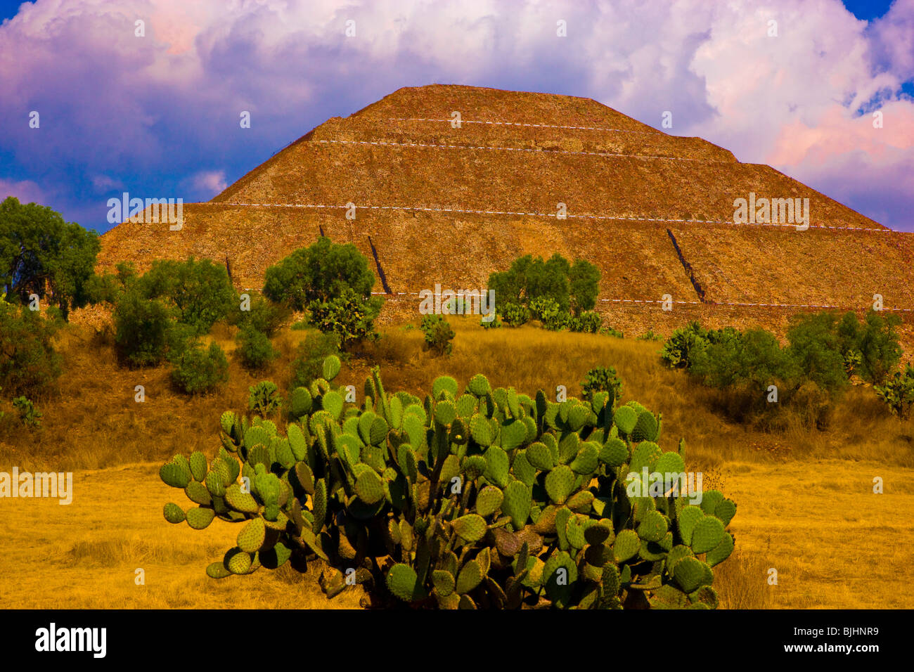 El Templo del Sol, la Pirámide de Teotihuacán, México, más de 70 metros de altura, la pirámide más grande del mundo, el templo azteca construido 100 D.C. Foto de stock