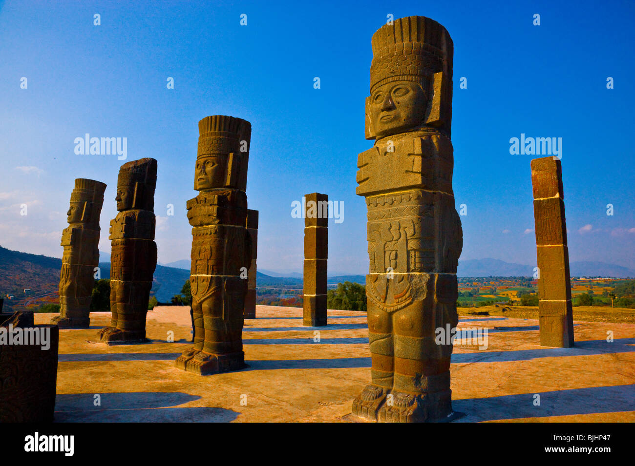 Tula Atlante guerreros, Parque Nacional de Tula, México, enormes estatuas encima pirámide B, la legendaria capital Tolteca, 900 A.C. Foto de stock