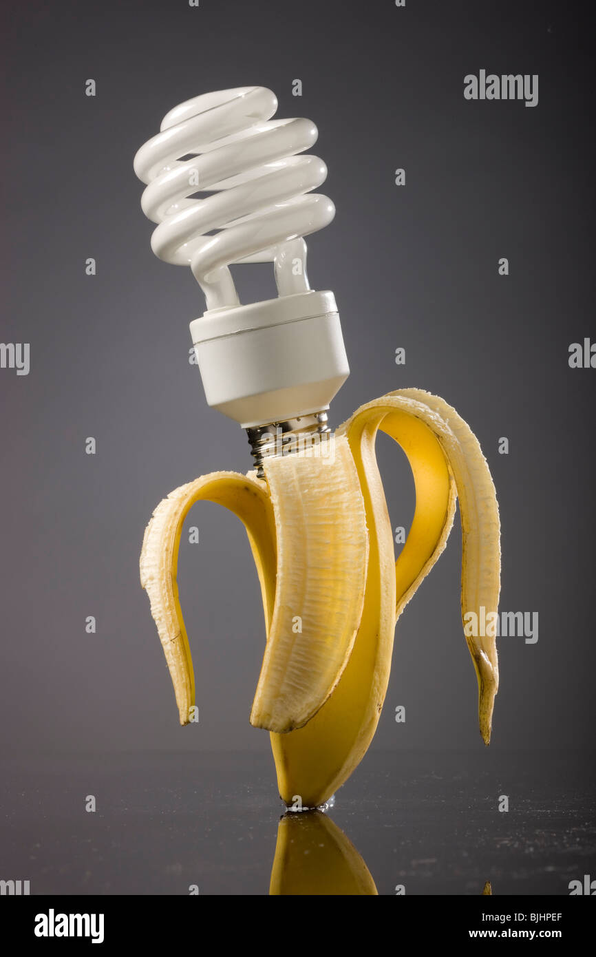Bombilla de ahorro de energía enchufado a un plátano Foto de stock