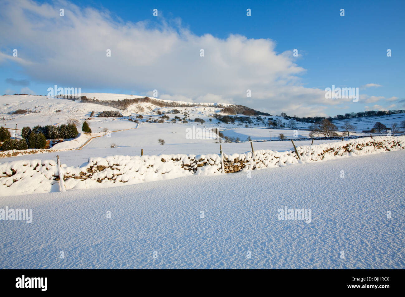 Terrenos nevados cercanos a Grindlow en el Peak District National Park en un soleado día de invierno Foto de stock