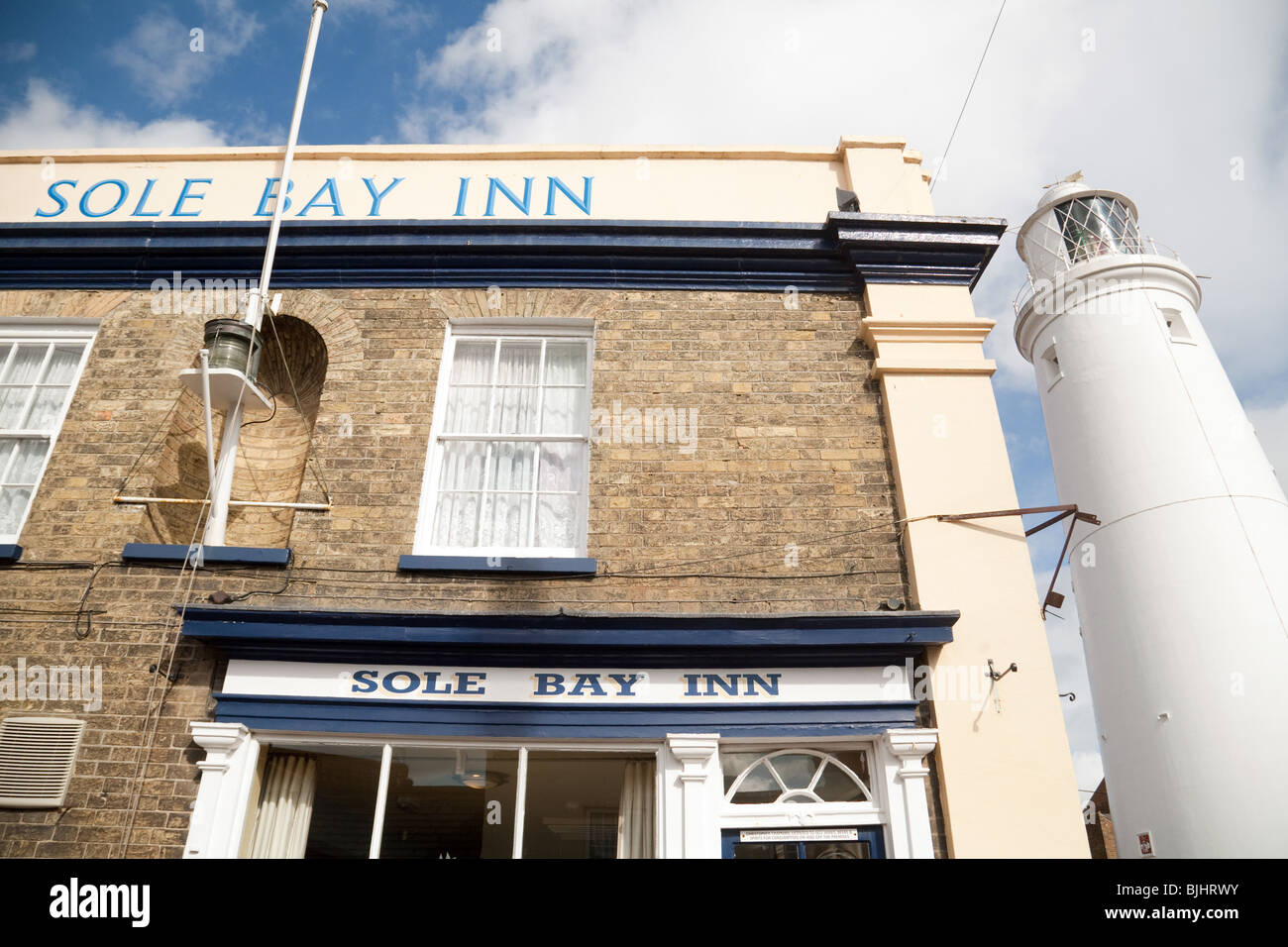 El único Bay Inn, y faro, Southwold, Suffolk UK Foto de stock