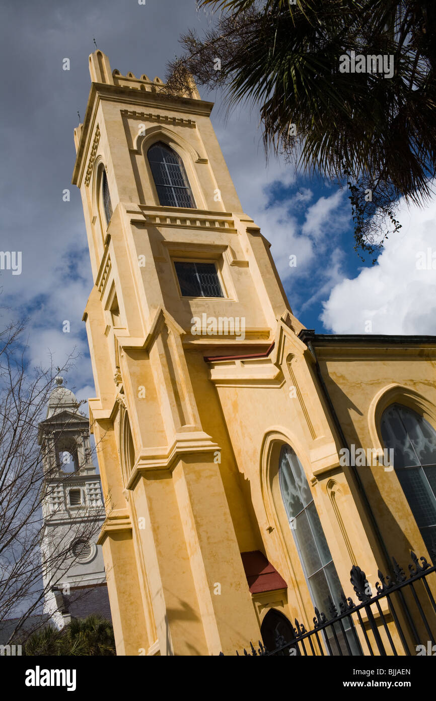 Unitaria y las iglesias luteranas en Charleston, Carolina del Sur, apodada "la Ciudad Santa de todos los campanarios visto desde puerto Foto de stock