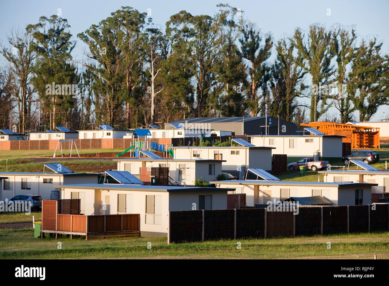 Aún residentes en viviendas temporales tras los incendios catastróficos Sábado Negro en Kinglake, Victoria, Australia. Foto de stock