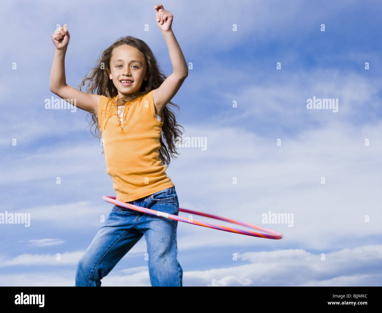 Niña jugando con el hula hoop en el exterior Fotografía de stock - Alamy