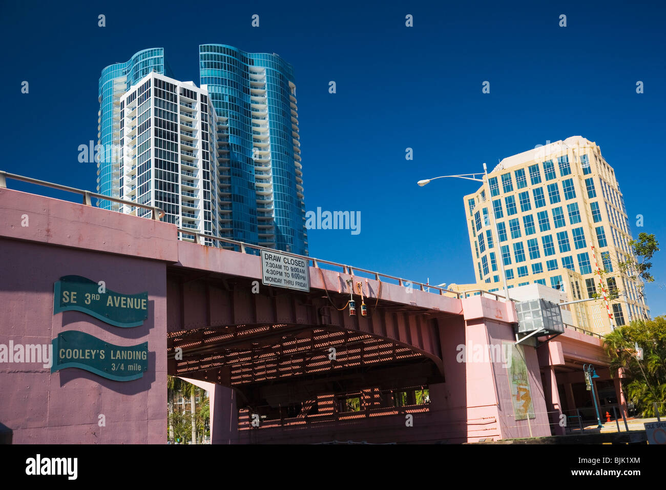 Puente levadizo en SE 3rd Ave. Ft. Lauderdale enfrente del río, Fort Lauderdale, Florida, EE.UU. Foto de stock