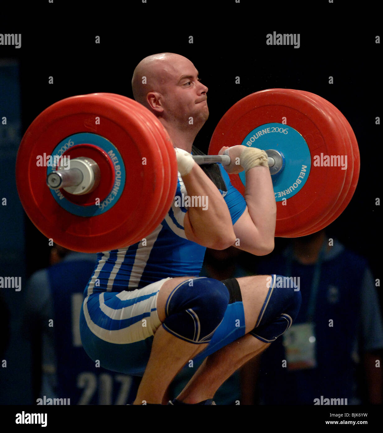 Levantar pesas deporte Fotografía de stock - Alamy