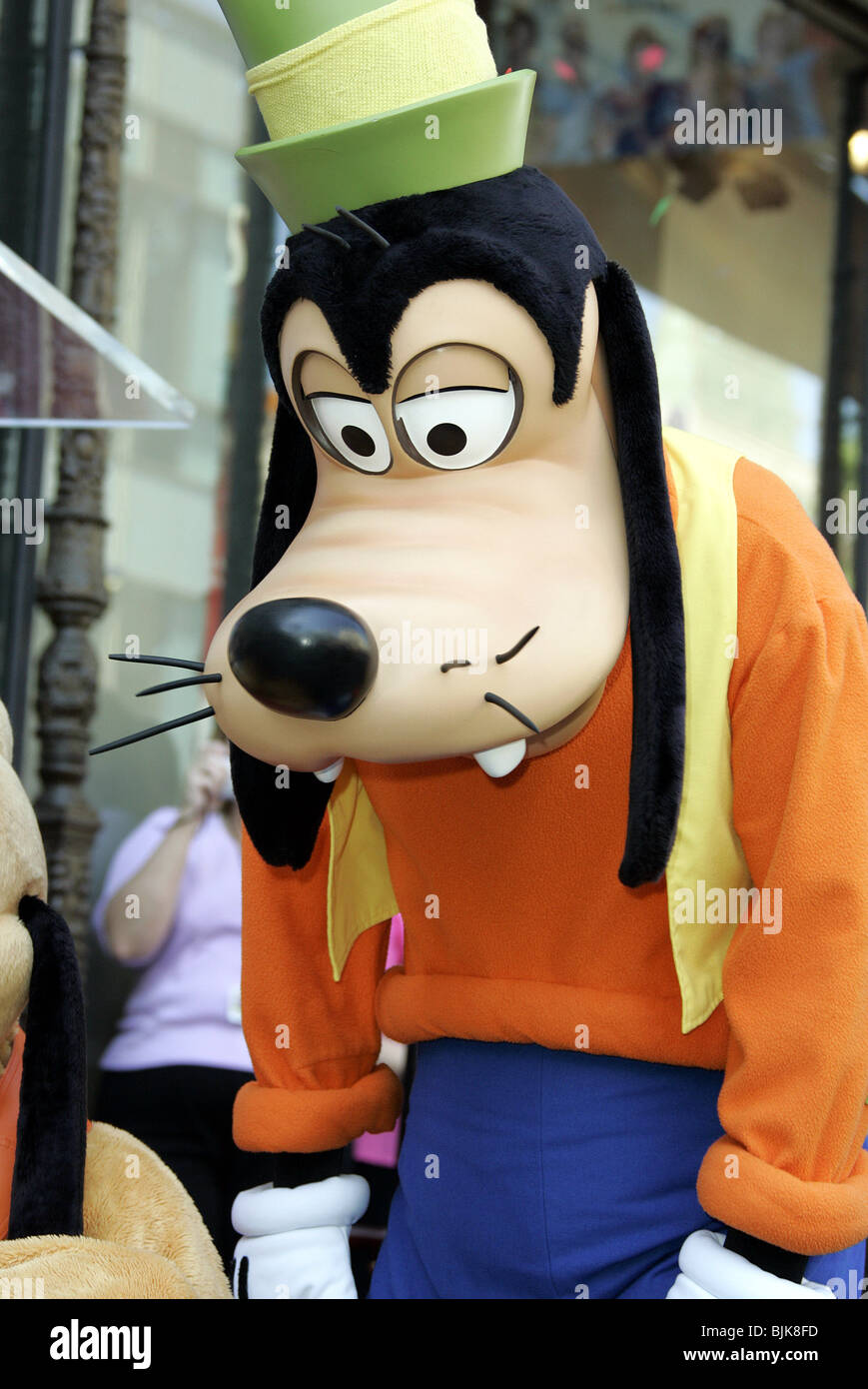 GOOFY Donald Duck estrella en la Holly Hollywood LOS ÁNGELES, Estados Unidos el 09 de agosto de 2004 Foto de stock