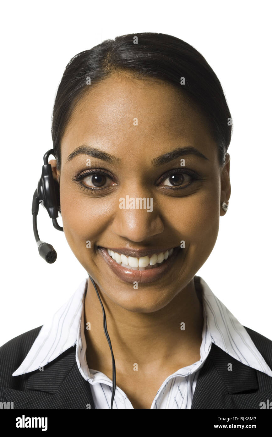 Retrato de mujer con auriculares sonriente Foto de stock