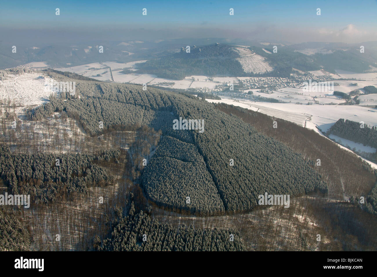 Foto aérea, Bruchhauser Steine, cuatro grandes rocas de pórfido situado sobre una montaña, nieve, invierno, Olsberg, Sauerland, Norte Rhin Foto de stock