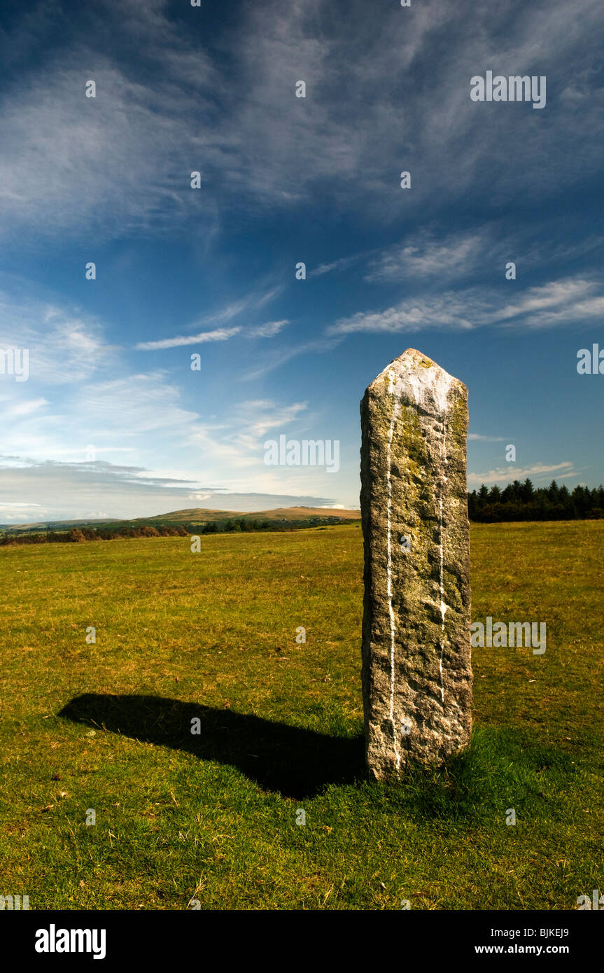 Puesto granito marcando una zona de captación de depósito Burrator, Dartmoor Devon, Reino Unido Foto de stock
