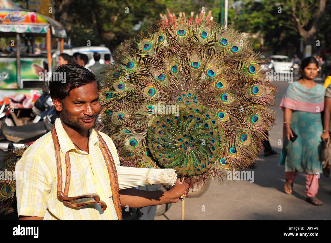 Vendedor de plumas de pavo real, Trivandrum, Thiruvananthapuram, el estado de Kerala, India, Asia Foto de stock