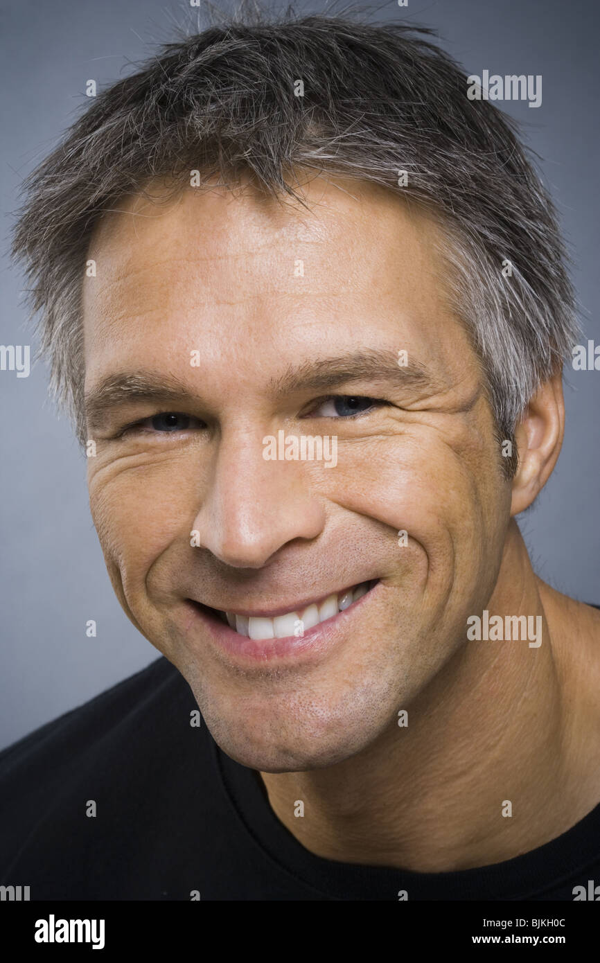 Retrato de hombre maduro sonriendo Foto de stock