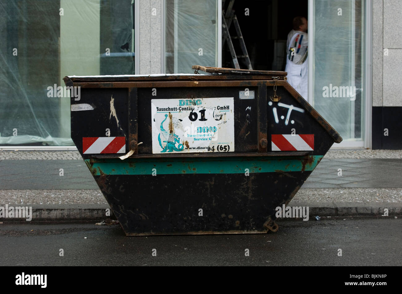 Contenedor de basura en las calles del centro de la ciudad de Berlín Alemania Europa Foto de stock