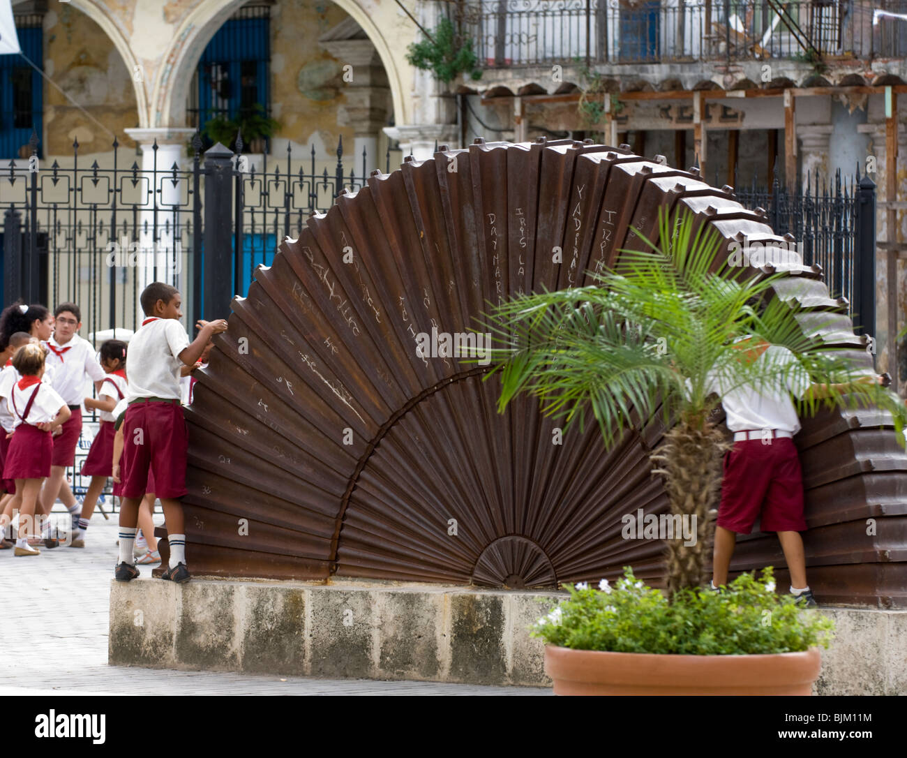La escuela cubana niños jugando en una plaza ,La Habana. Foto de stock