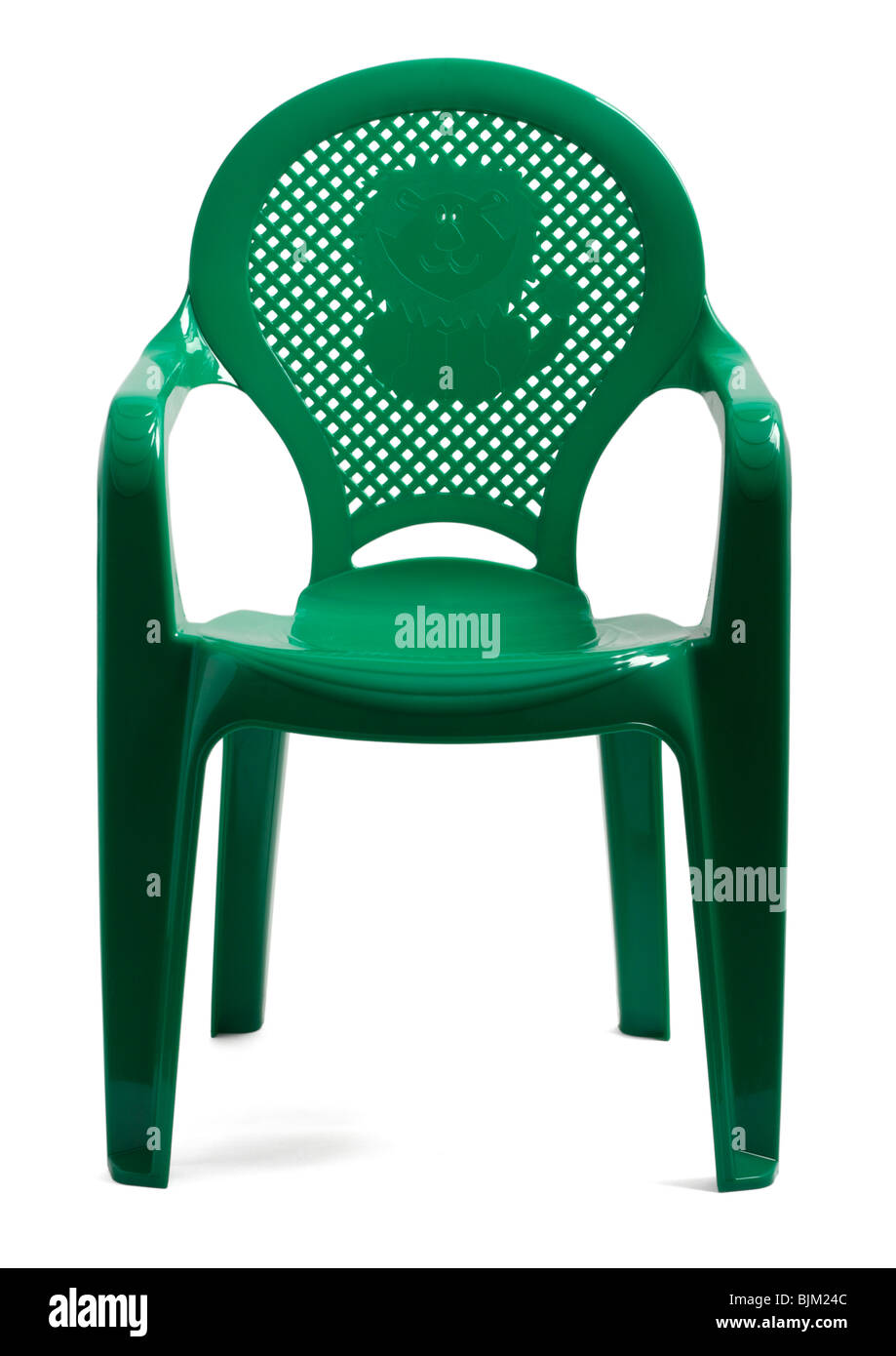 Niños silla de plástico verde sobre fondo blanco. Foto de stock