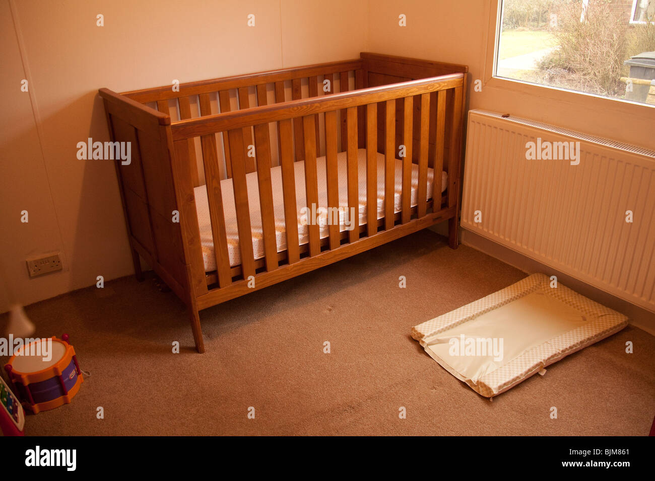 Empty wooden baby cot fotografías e imágenes de alta resolución - Alamy