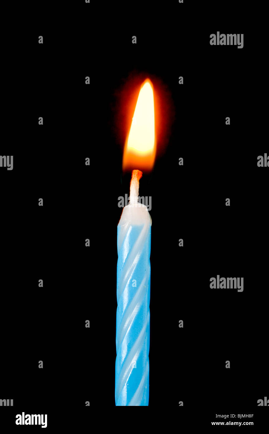 Velas de cumpleaños con llama Fotografía de stock - Alamy