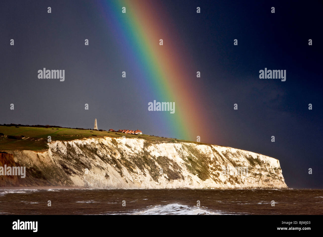 Un brillante arco iris sobre Culver Cliff. La Isla de Wight, Inglaterra, Reino Unido. Foto de stock