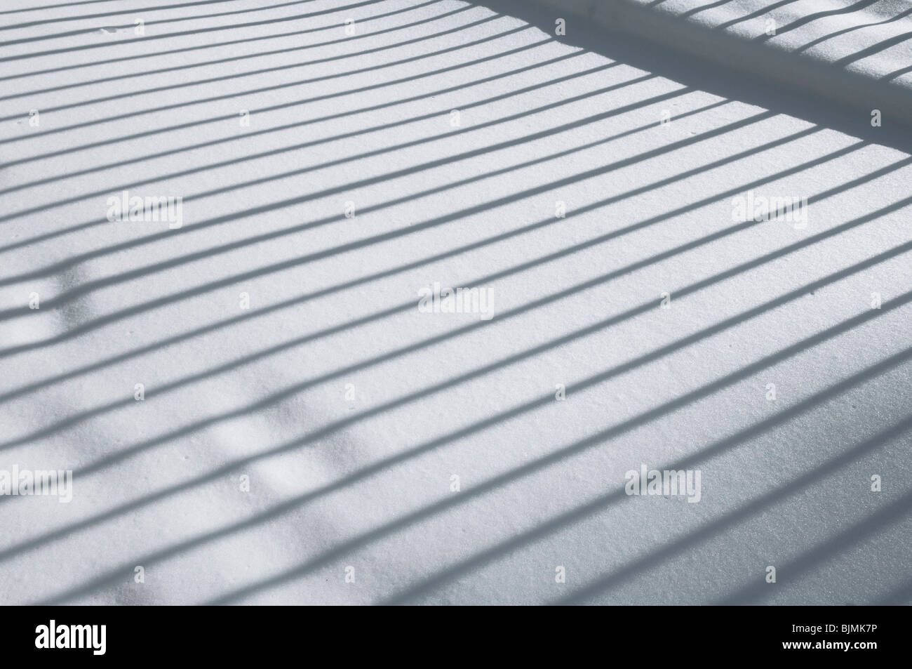 Impresión de invierno, valla una sombra sobre la nieve Foto de stock
