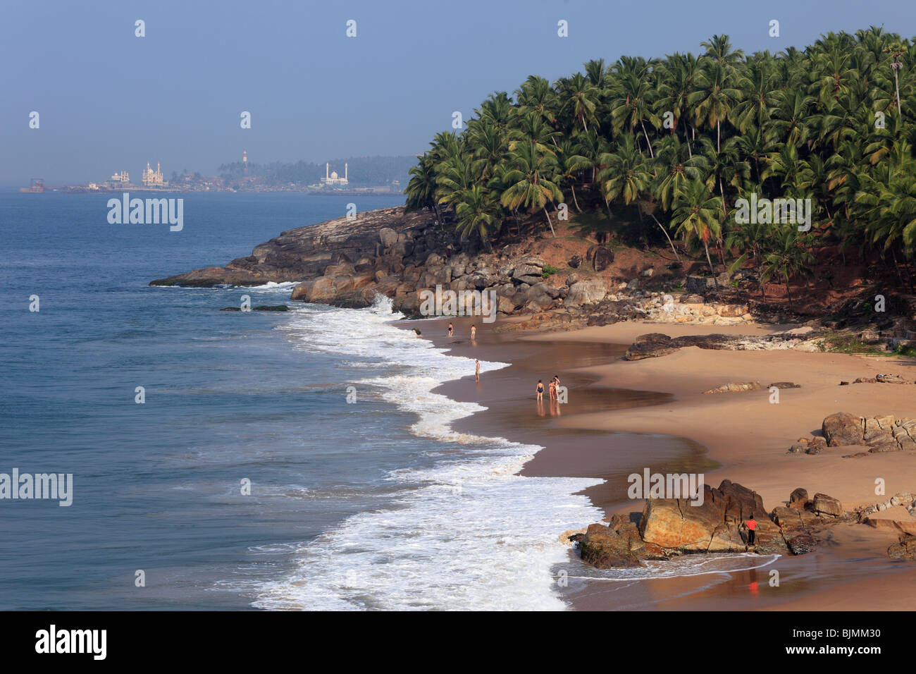 Playa de arena al sur de Vizhnijam, Malabarian costa Malabar, el estado de Kerala, India, Asia Foto de stock