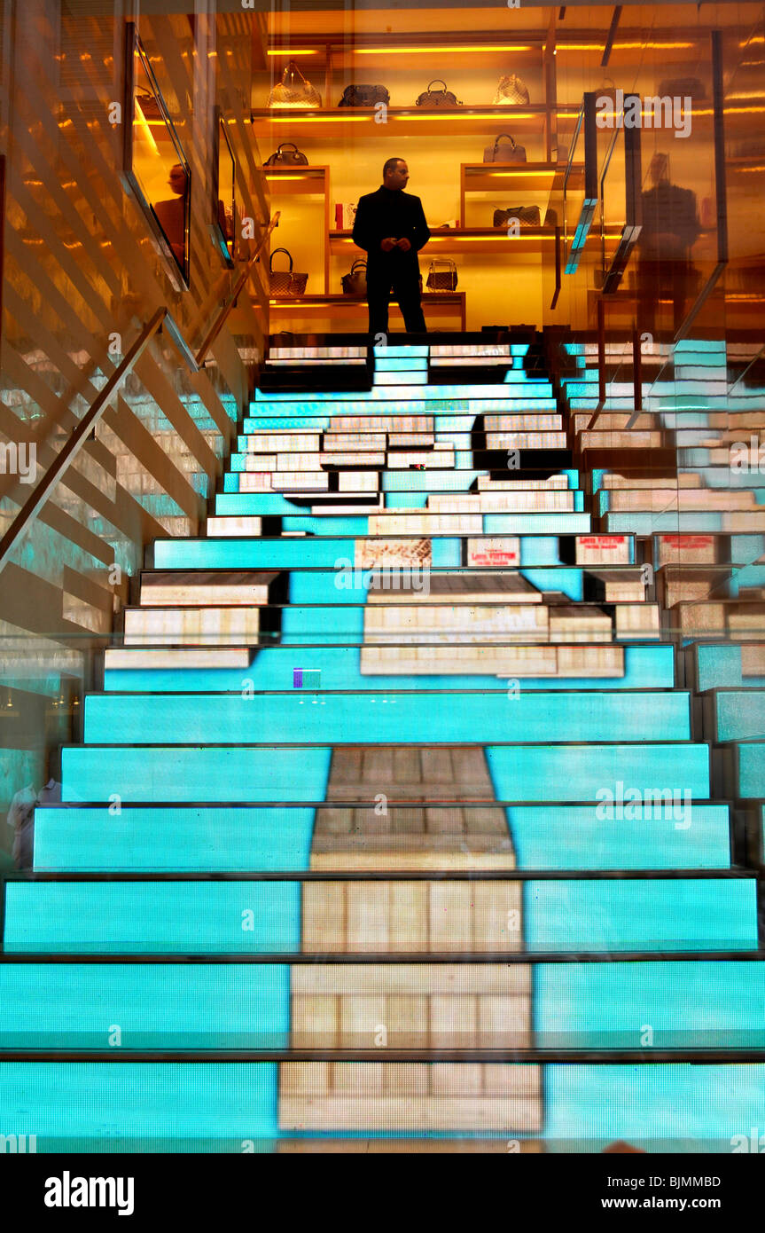 Efecto de vídeo sobre los pasos en la tienda de moda y joyería de Louis Vuitton, Via dei Condotti, Roma, Lazio, Italia, Europa Foto de stock